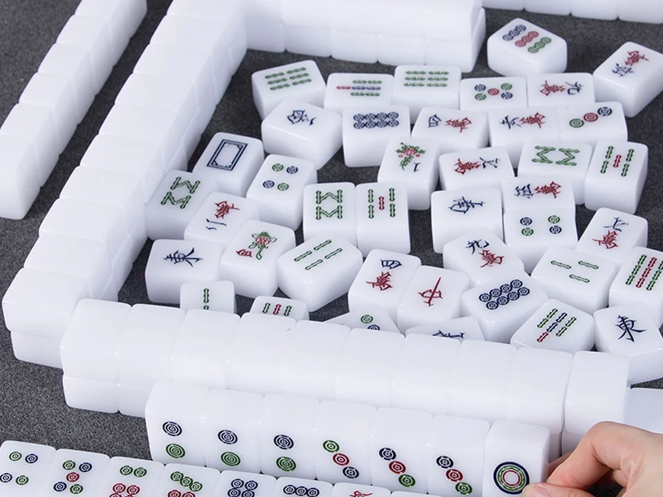 Full 144 tile Chinese acrylic mahjong set with flower tiles