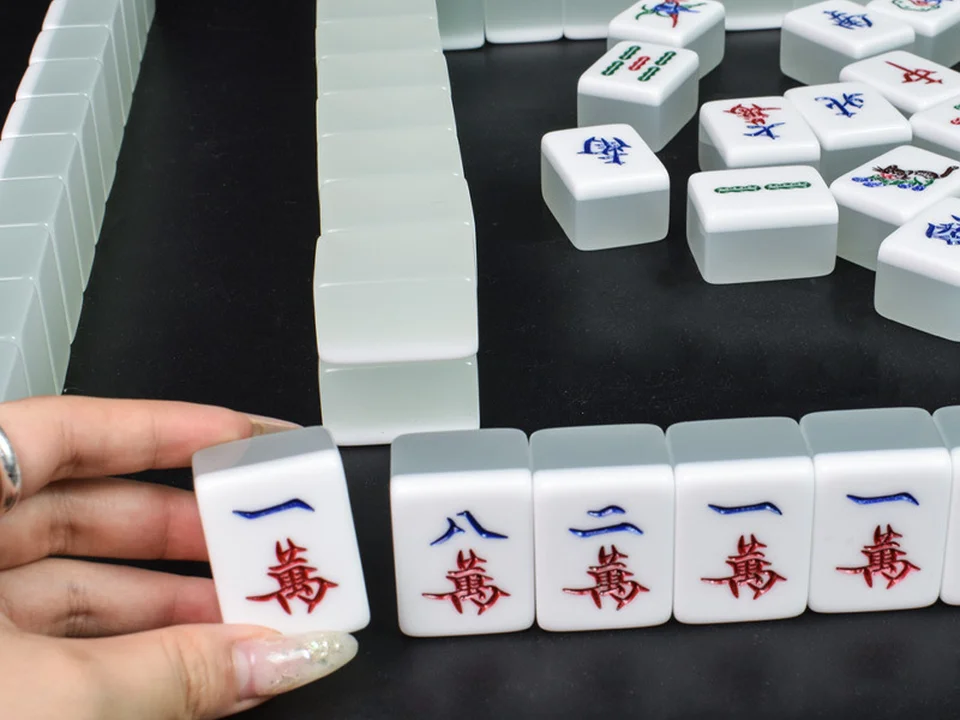 Jade white Chinese acrylic mahjong tiles with engraved characters